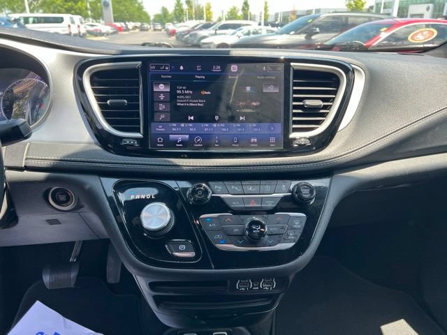 Used 2021 Chrysler Pacifica Touring-L w/ Premium & Safety Sphere Group AWD/4WD image 16