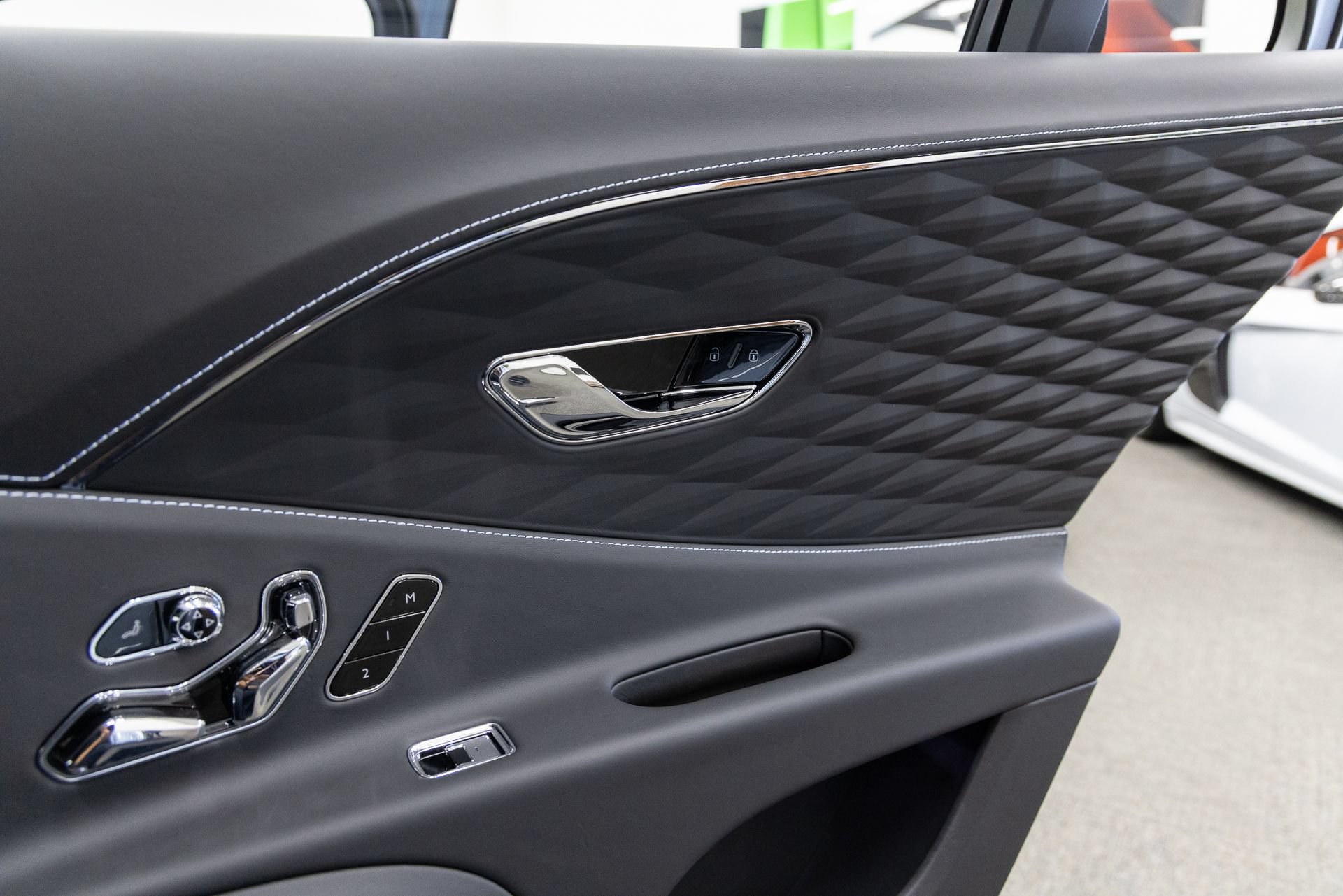 Used 2024 Bentley Flying Spur Plug-In Hybrid AWD/4WD image 20