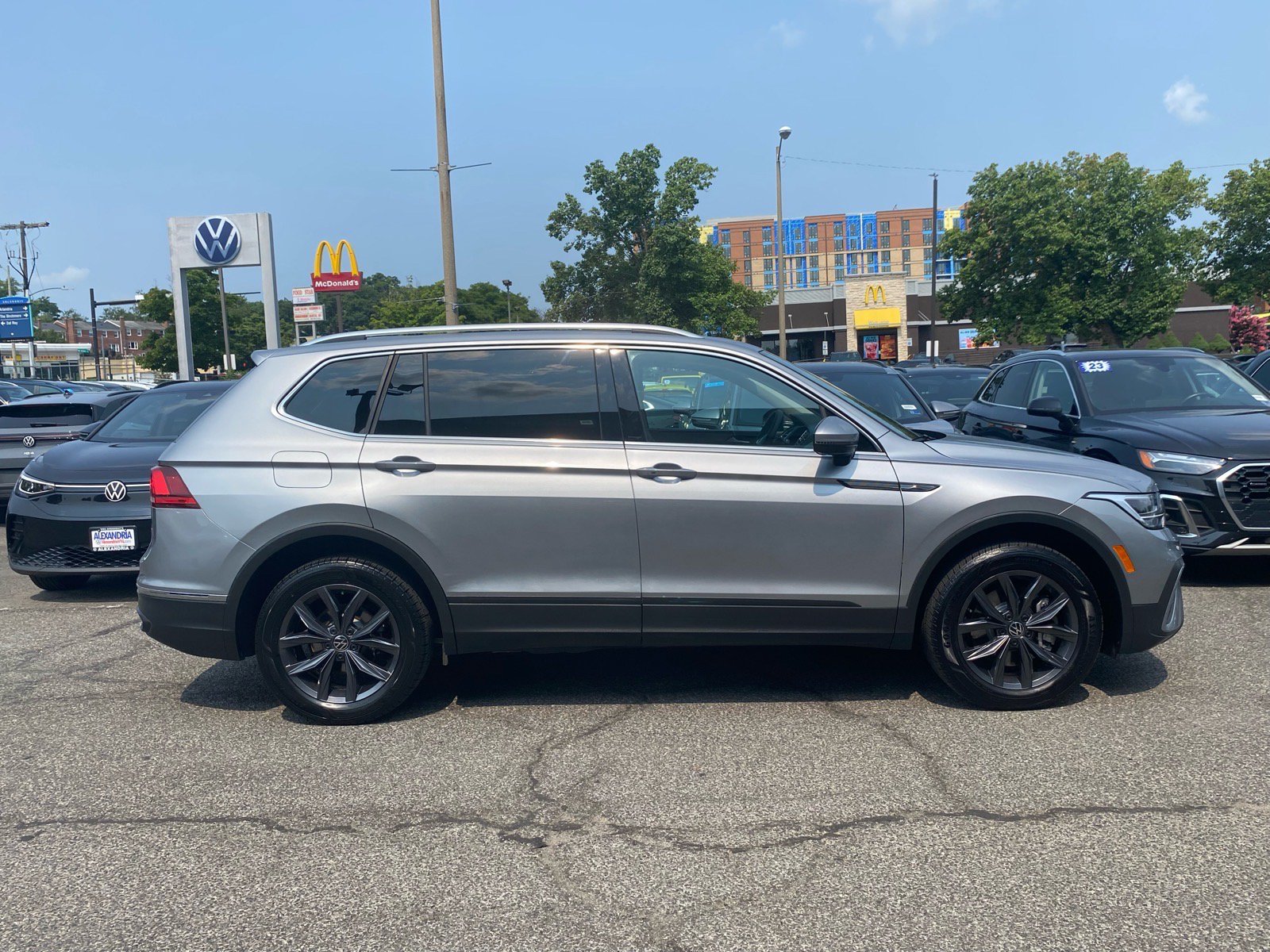 Certified 2023 Volkswagen Tiguan SE w/ Panoramic Sunroof Package FWD image 2