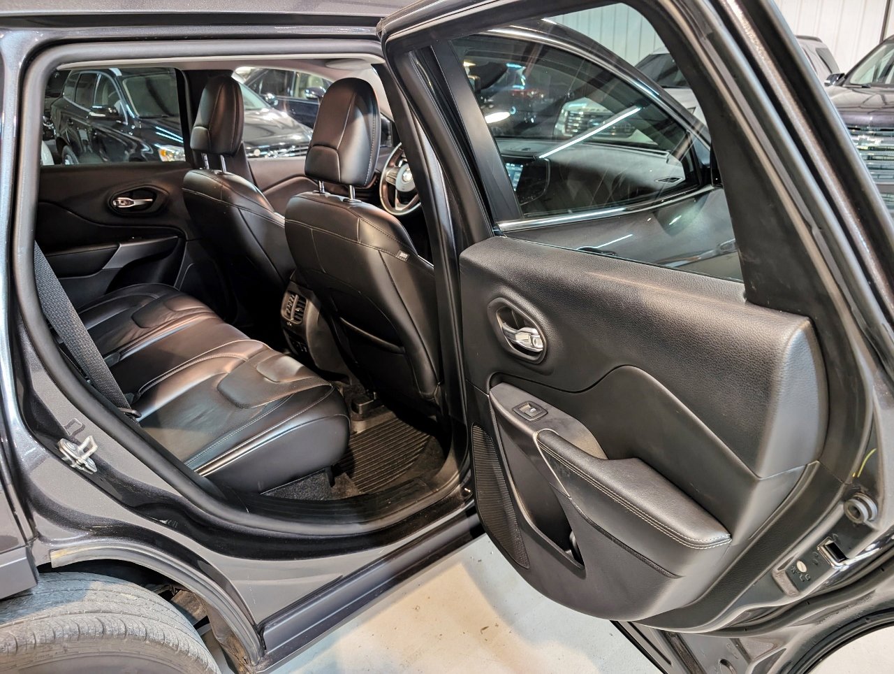 Used 2019 Jeep Cherokee Limited w/ Trailer Tow Group image 24