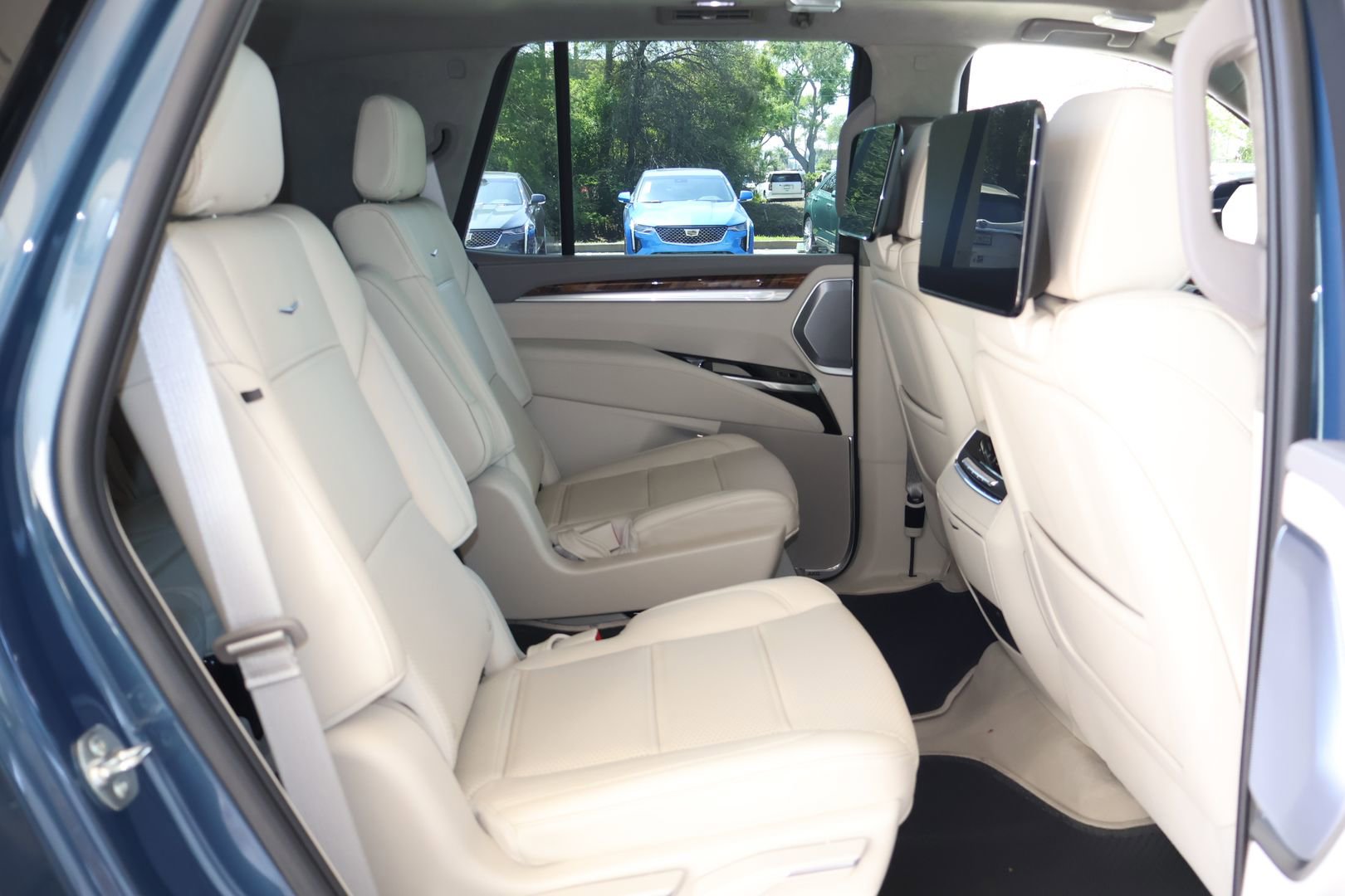 New 2025 Cadillac Escalade Premium Luxury Platinum w/ LPO, Radiant Package image 18