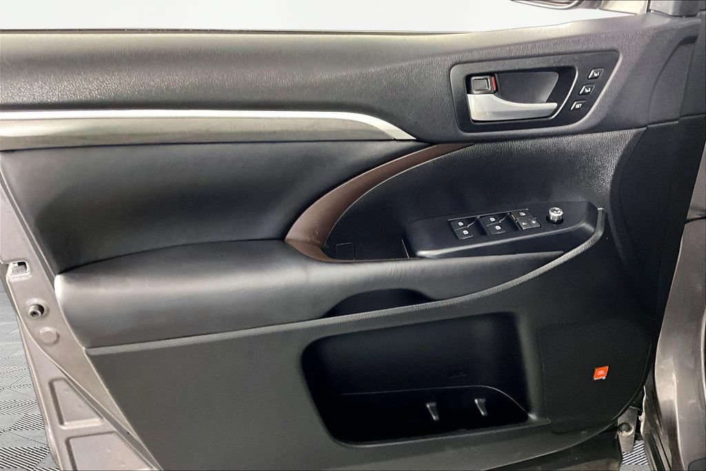 Used 2019 Toyota Highlander Limited FWD image 18
