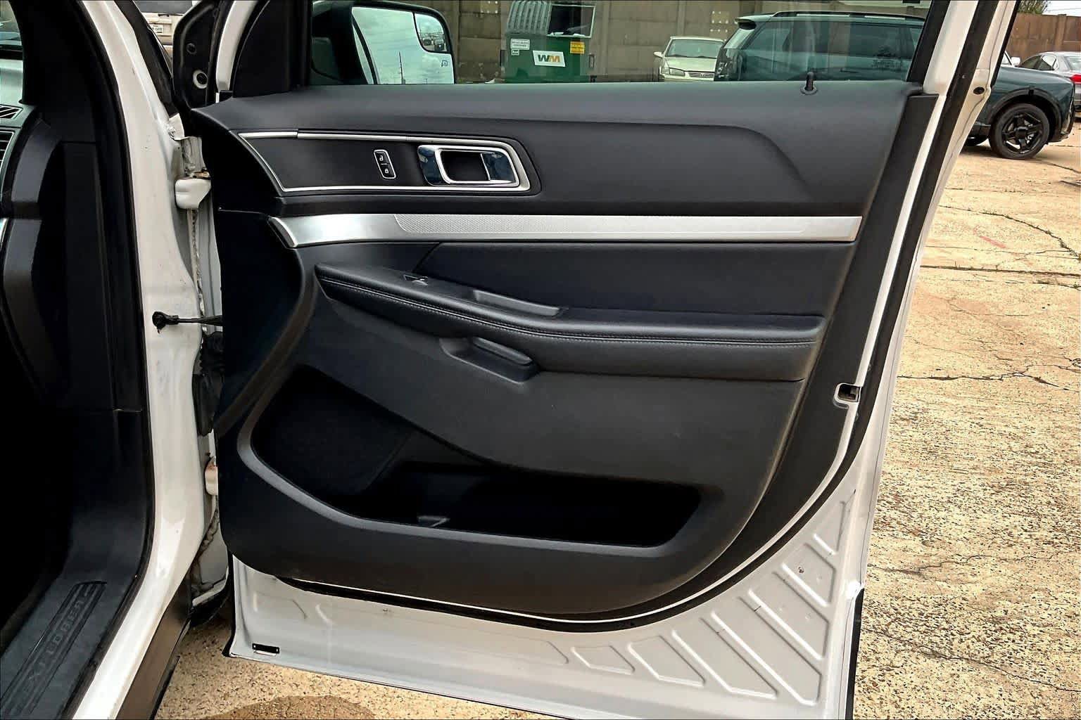 Used 2016 Ford Explorer XLT w/ Equipment Group 202A FWD image 22