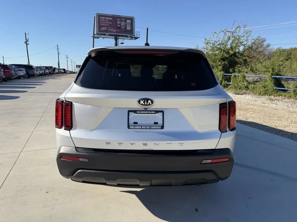 Used 2021 Kia Sorento LX FWD image 8