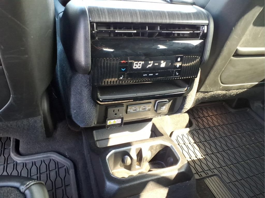 Used 2024 Jeep Wagoneer Series III AWD/4WD image 8
