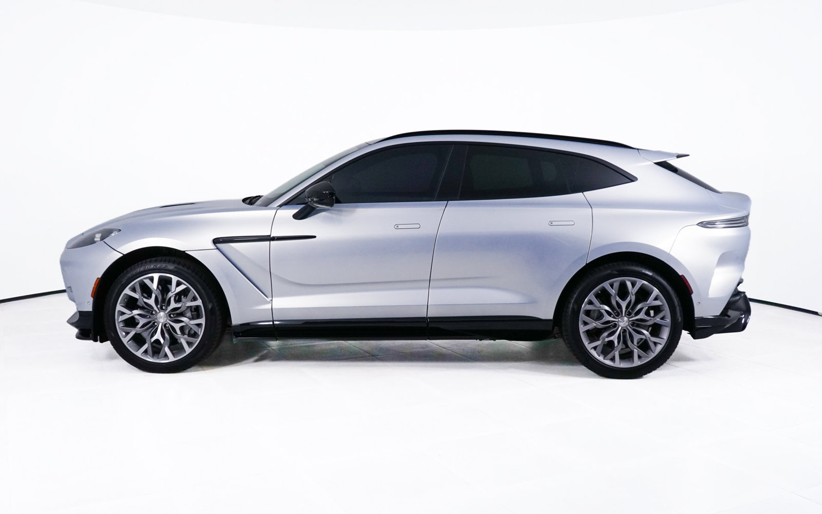 Used 2023 Aston Martin DBX 707 AWD/4WD image 2