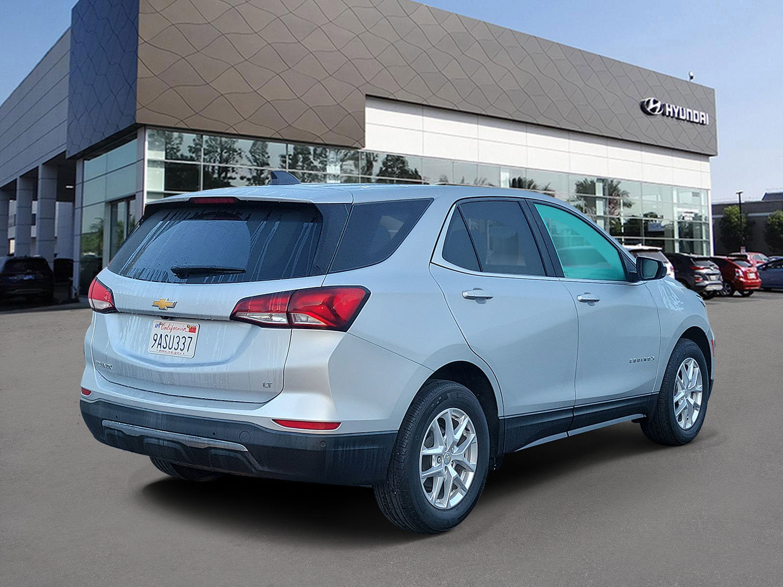 Used 2022 Chevrolet Equinox LT image 2