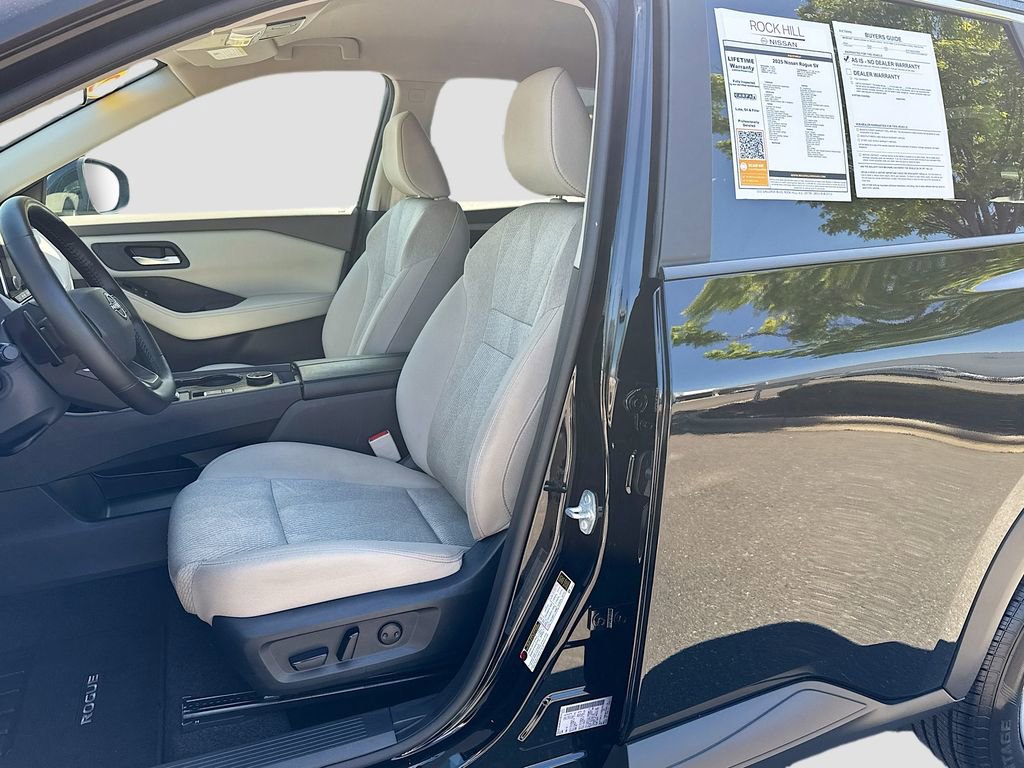 Used 2025 Nissan Rogue SV image 22