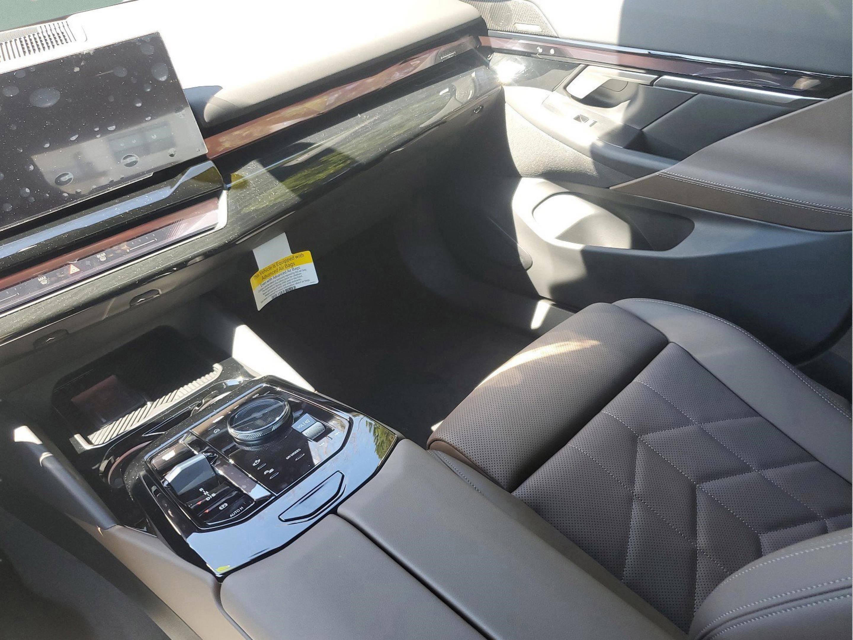 Used 2025 BMW i5 eDrive40i w/ Premium Package RWD image 13
