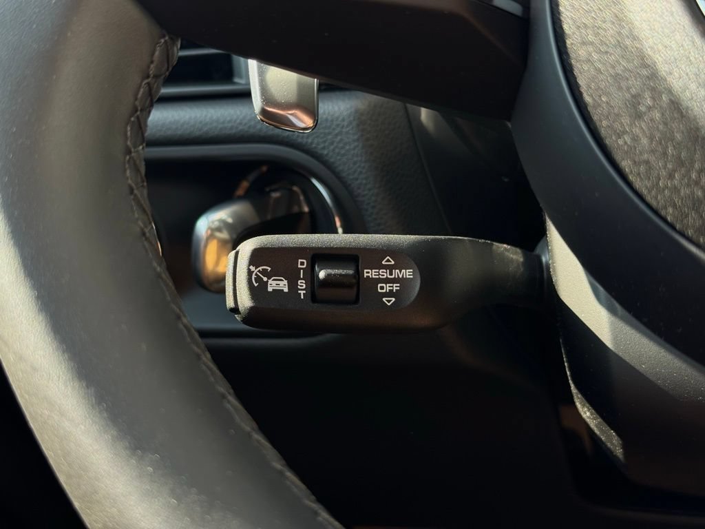 Certified 2025 Porsche Macan AWD/4WD image 42