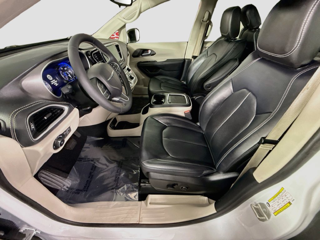 Used 2024 Chrysler Pacifica Touring-L AWD/4WD image 24