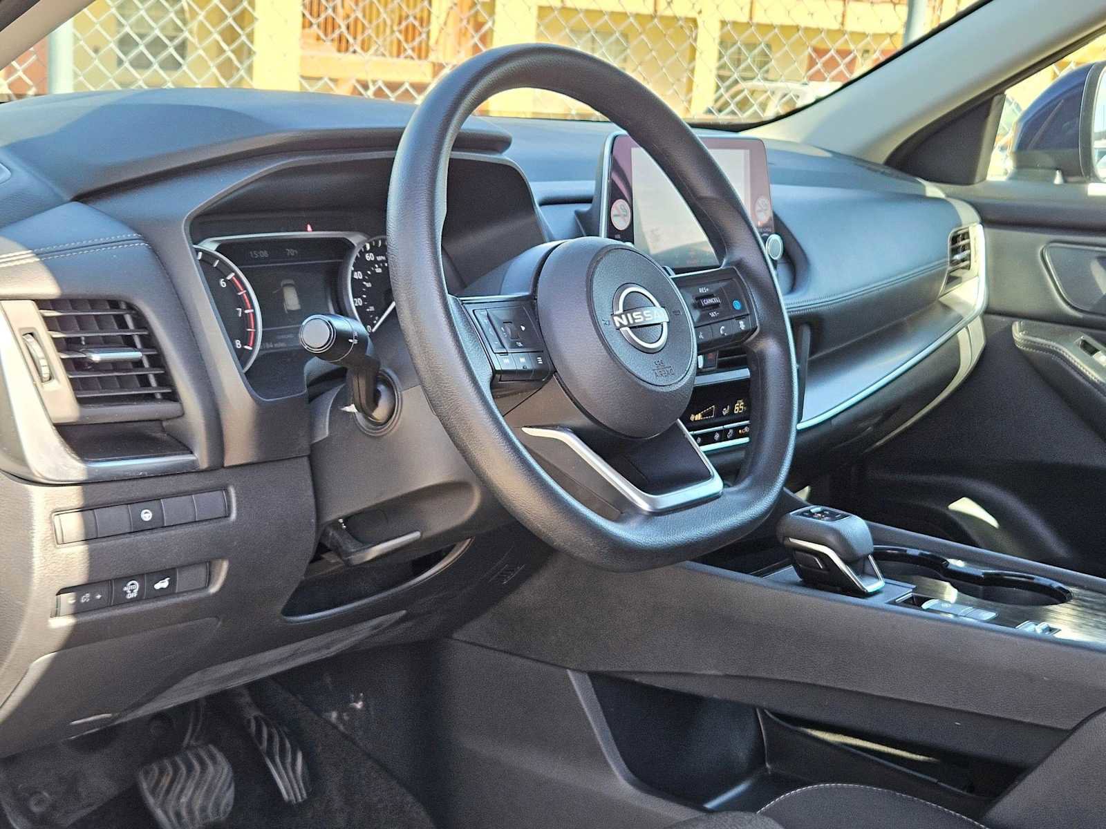 Used 2024 Nissan Rogue SV image 2