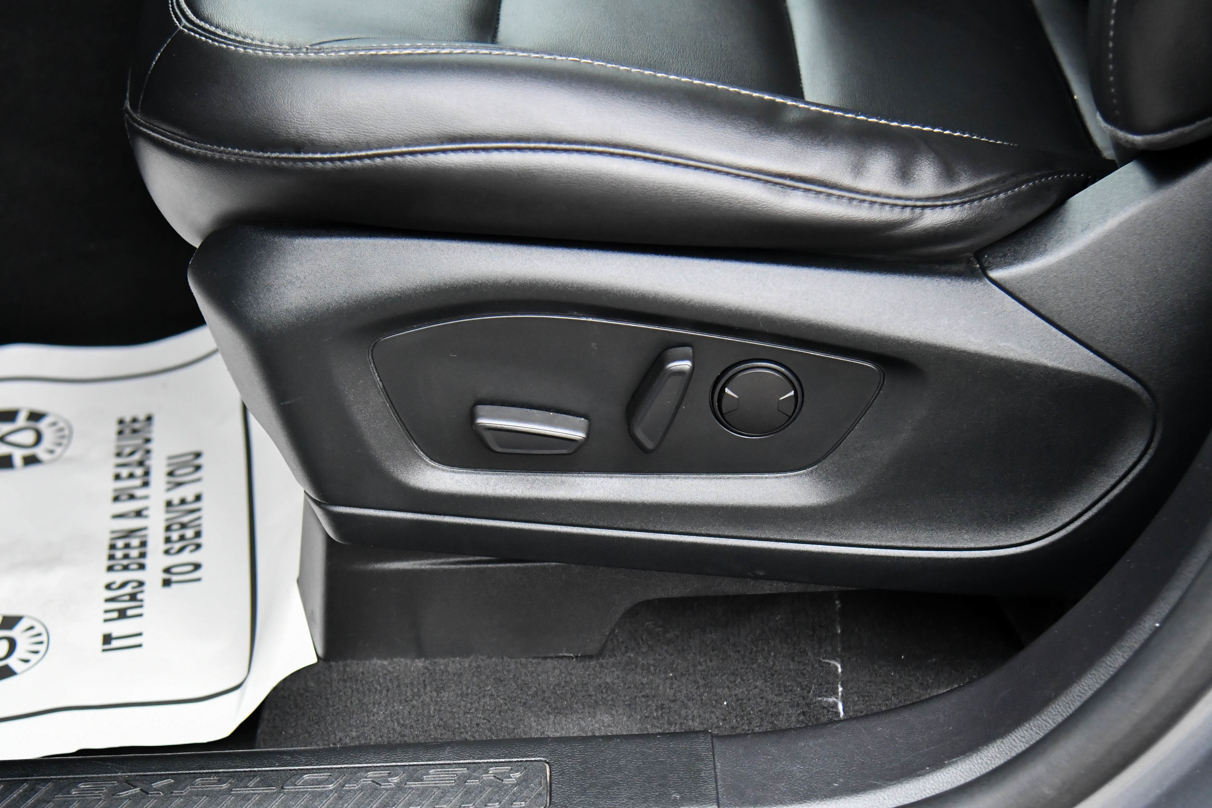 Used 2022 Ford Explorer XLT w/ Equipment Group 202A image 16