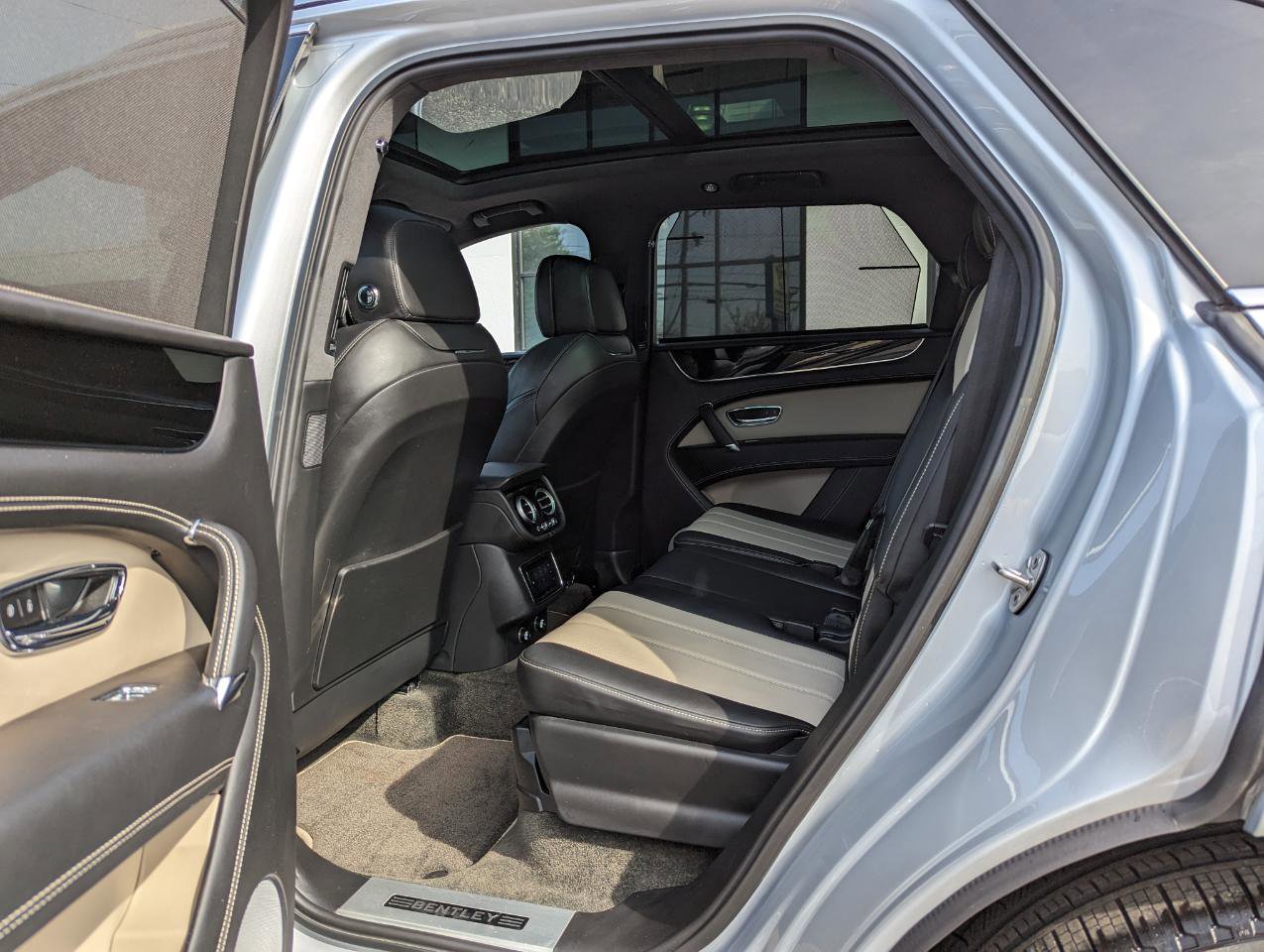 Used 2018 Bentley Bentayga Onyx Edition AWD/4WD image 39