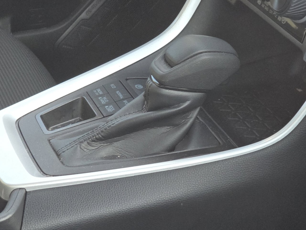 Used 2024 Toyota RAV4 LE image 14