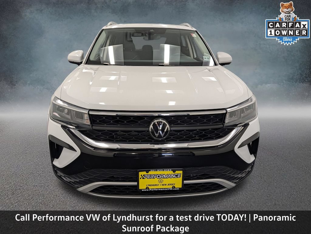 Used 2024 Volkswagen Taos SE w/ Panoramic Sunroof Package AWD/4WD image 2