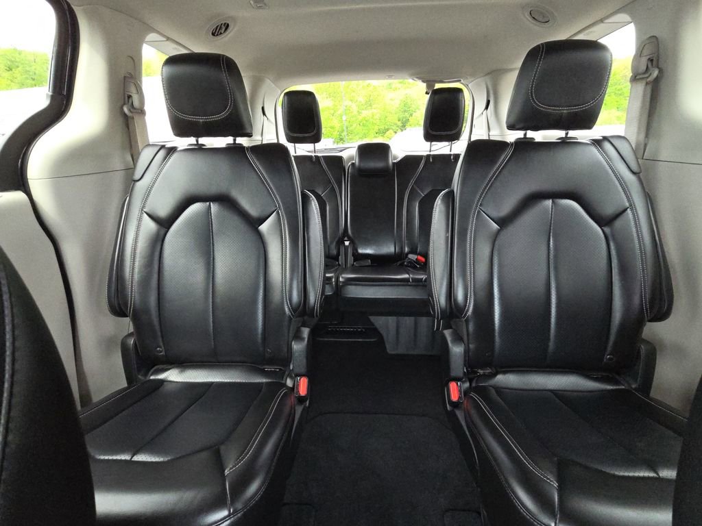 Used 2023 Chrysler Pacifica Touring-L FWD image 25
