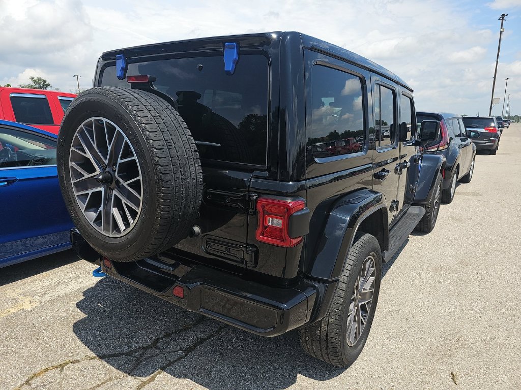 Used 2022 Jeep Wrangler Unlimited Sahara AWD/4WD image 2
