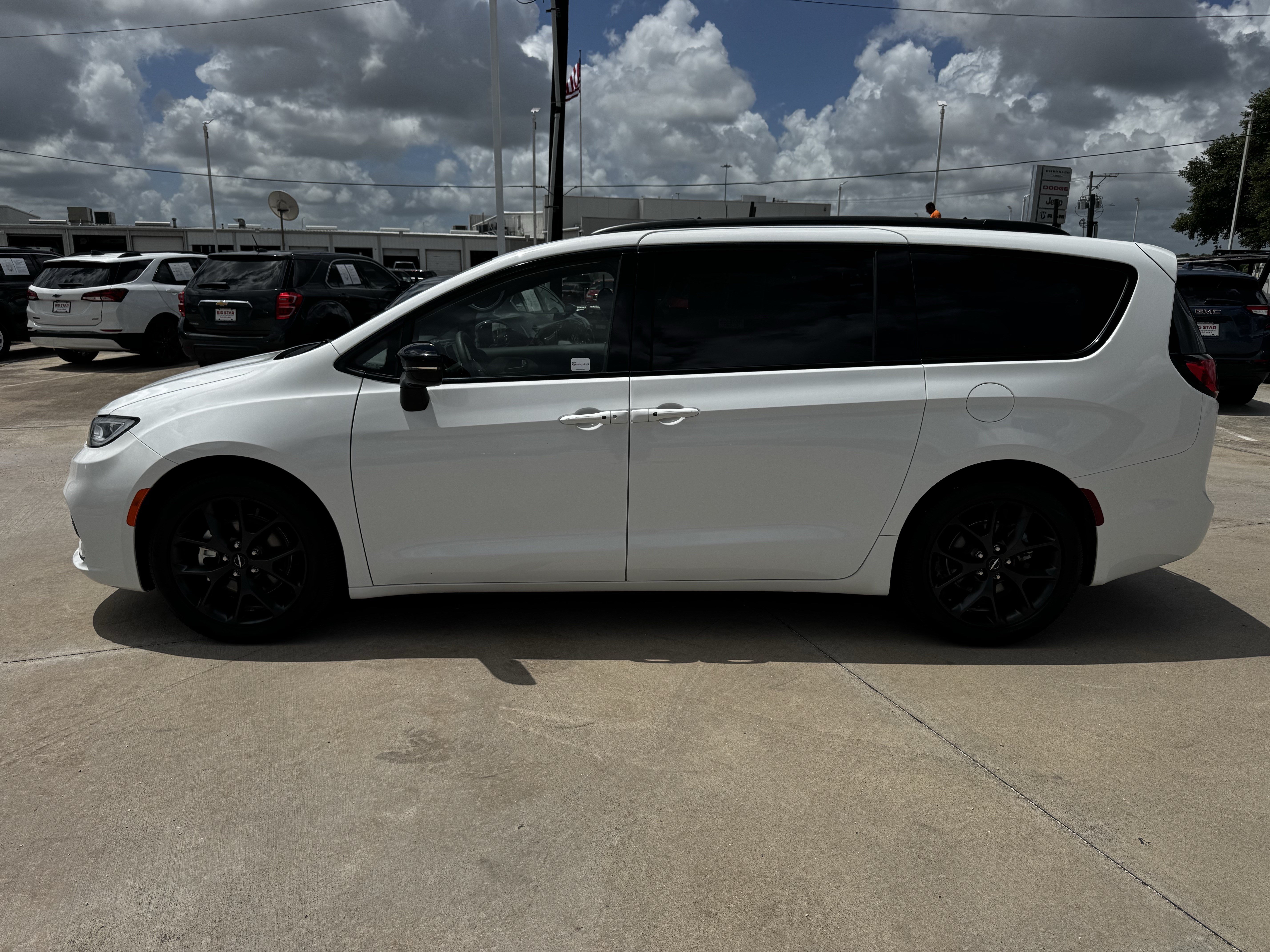 Used 2025 Chrysler Pacifica Limited FWD image 7