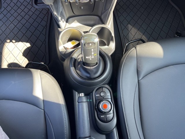 Used 2021 MINI Cooper 2-Door Hardtop image 17