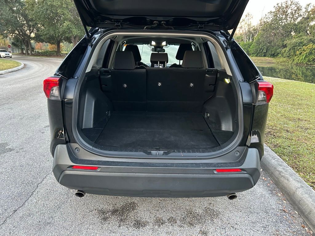 Used 2020 Toyota RAV4 LE image 10