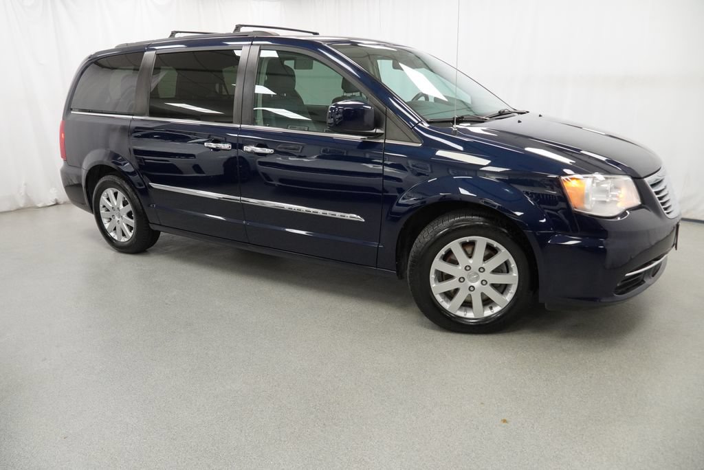 Used 2016 Chrysler Town & Country Touring w/ Driver Convenience Group FWD image 18