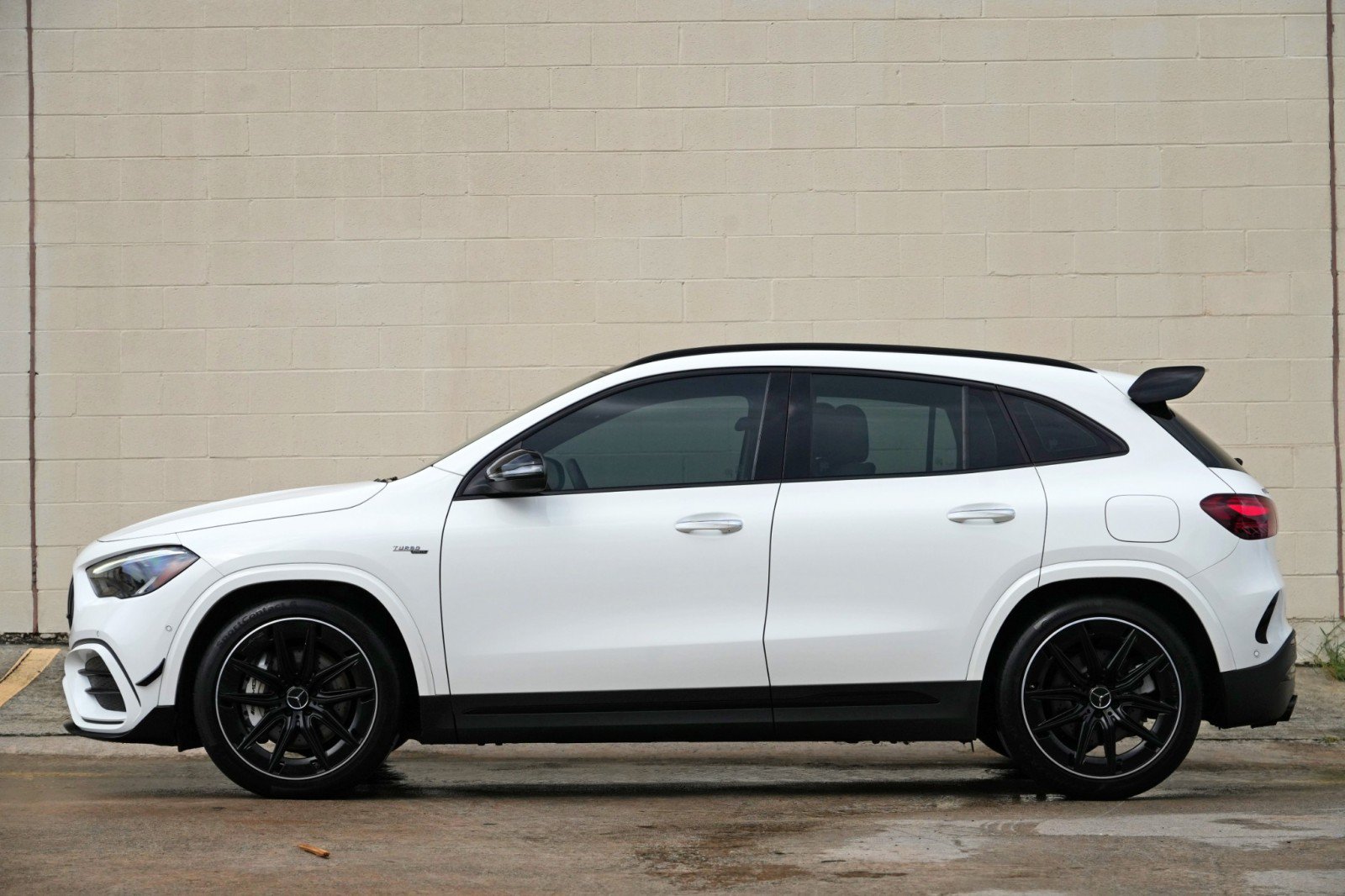 Used 2025 Mercedes-Benz GLA 35 AMG 4MATIC w/ AMG Aerodynamics Package image 9
