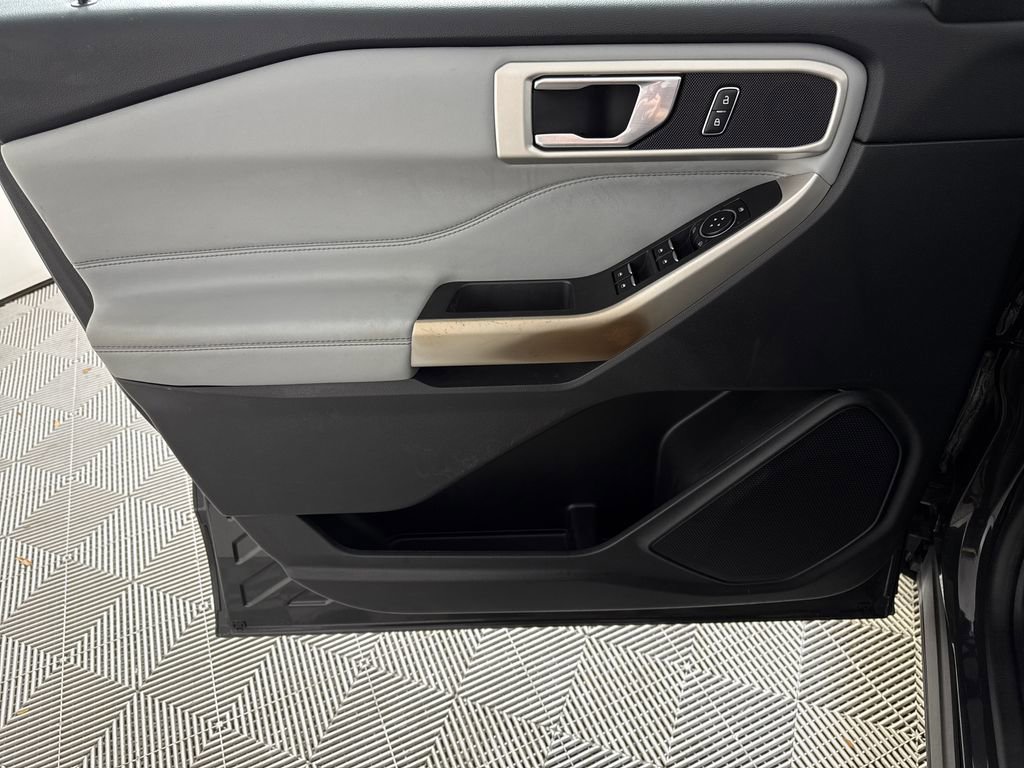 Used 2022 Ford Explorer XLT w/ Equipment Group 202A image 10