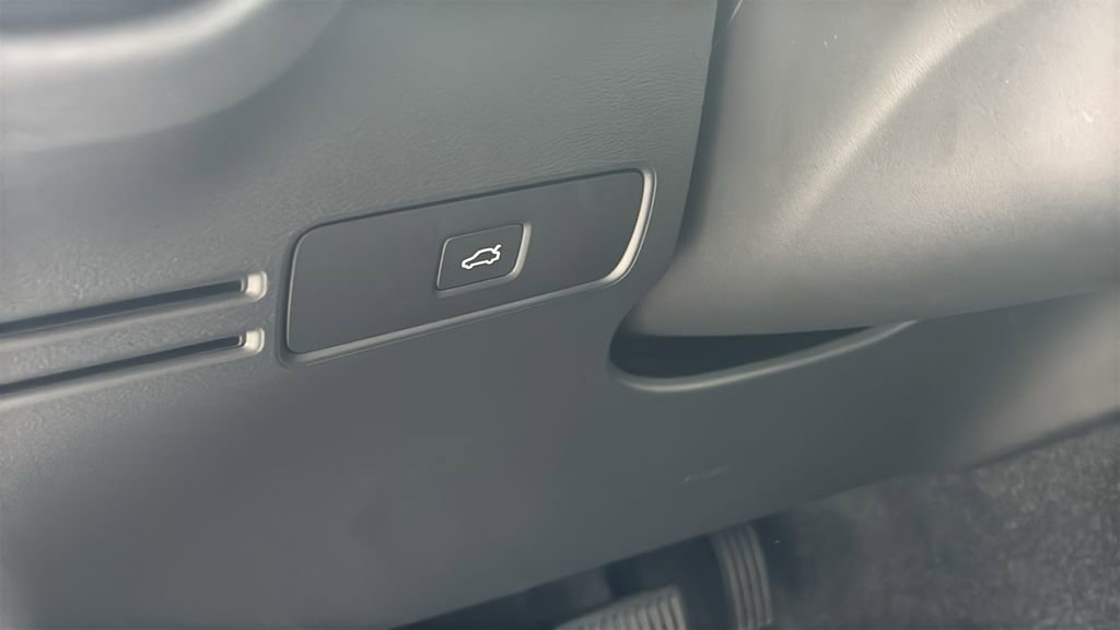 Certified 2026 Volvo XC40 B5 Plus AWD/4WD image 13