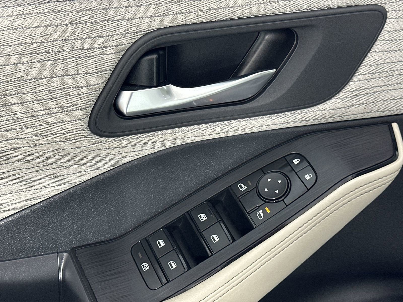 Certified 2023 Nissan Rogue SV image 17