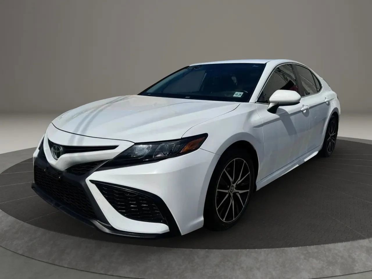 Used 2021 Toyota Camry SE FWD image 1
