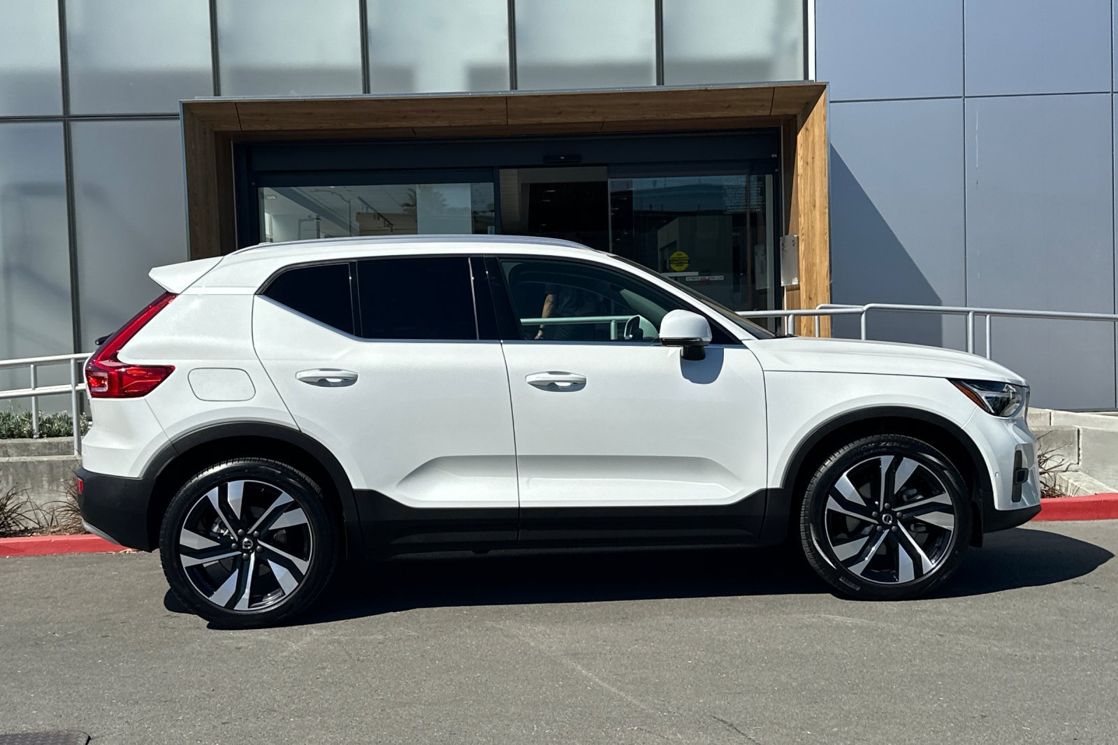 Certified 2025 Volvo XC40 B5 Ultra AWD/4WD image 9