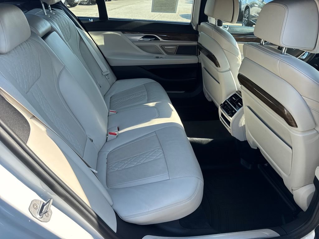 Used 2018 BMW 750i image 15