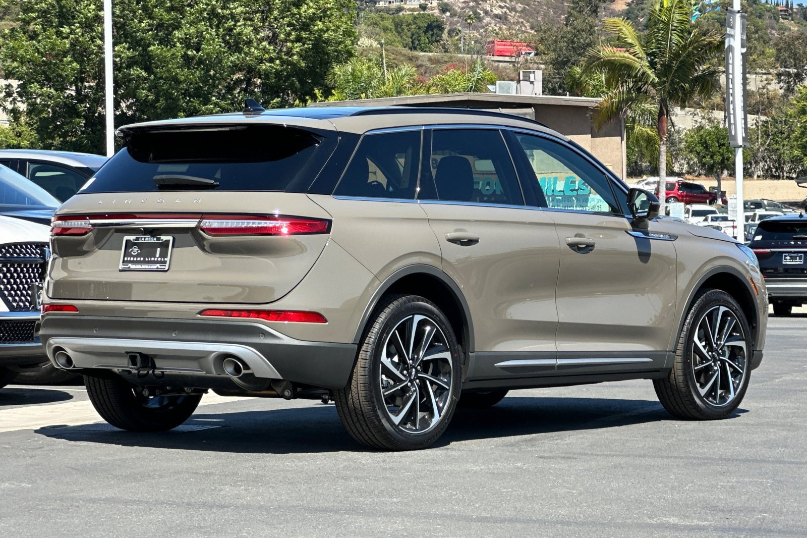 New 2025 Lincoln Corsair Reserve w/ Equipment Group 202A image 3