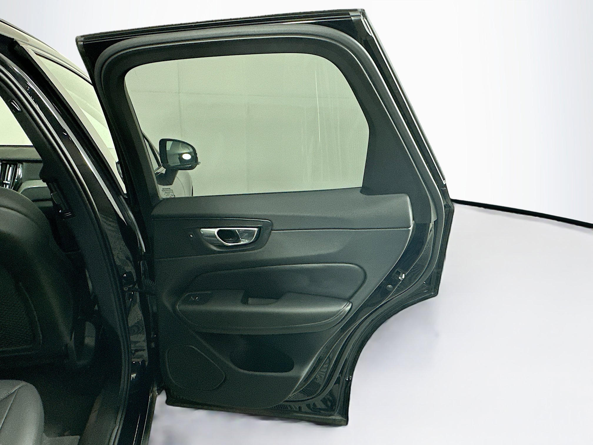 Used 2025 Volvo XC60 B5 Plus w/ Climate Package image 29