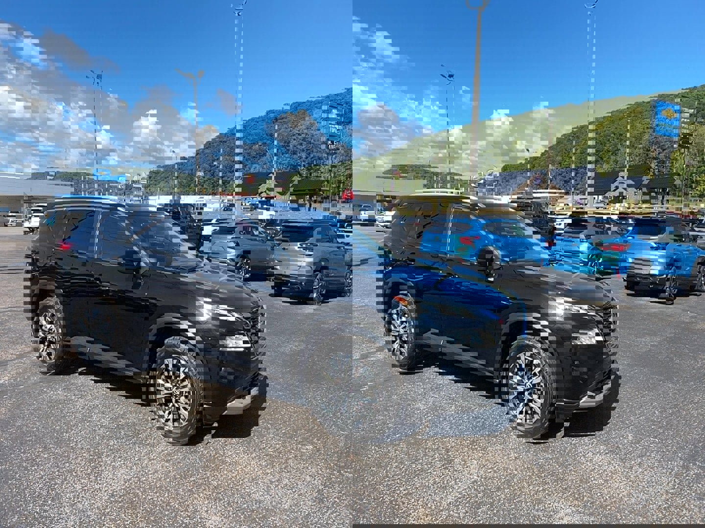 Used 2022 Nissan Rogue SV w/ SV Premium Package image 1