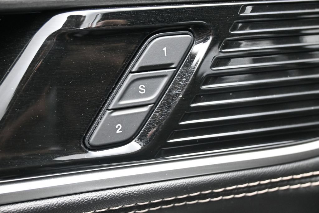 Used 2025 Jeep Wagoneer Series II AWD/4WD image 12