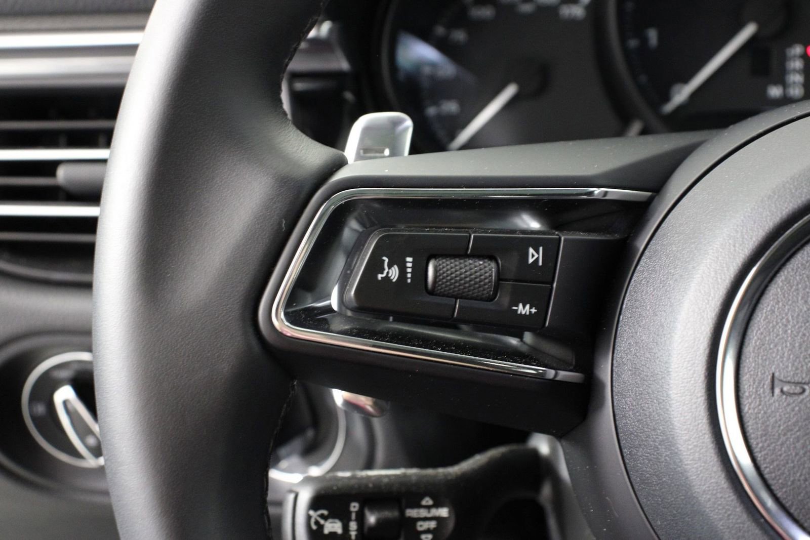 Certified 2025 Porsche Macan image 14