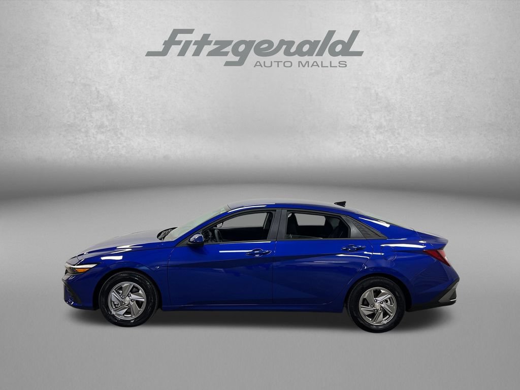Used 2025 Hyundai Elantra SE w/ Cargo Package FWD image 2