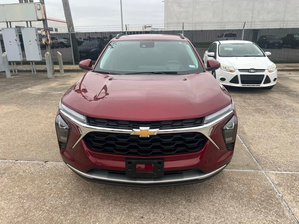 Used 2025 Chevrolet Trax LT w/ LT Convenience Package FWD image 2