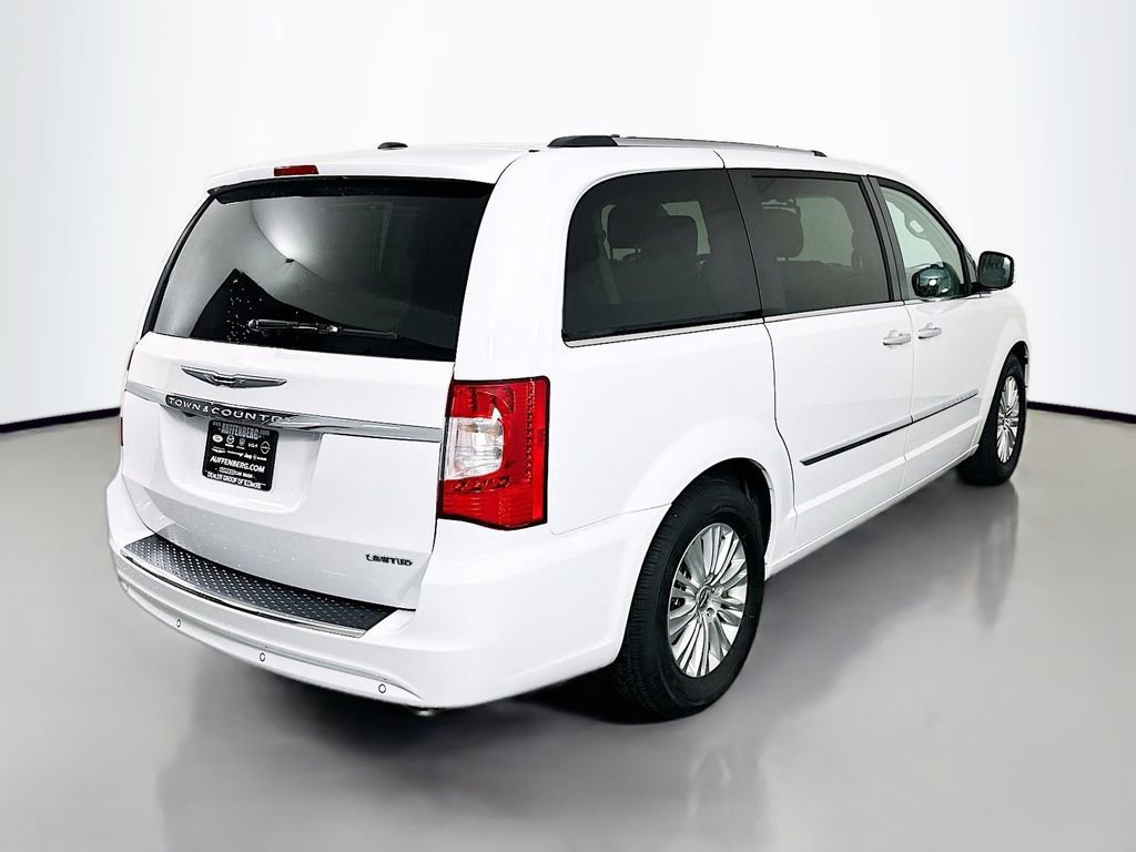 Used 2014 Chrysler Town & Country Limited image 7
