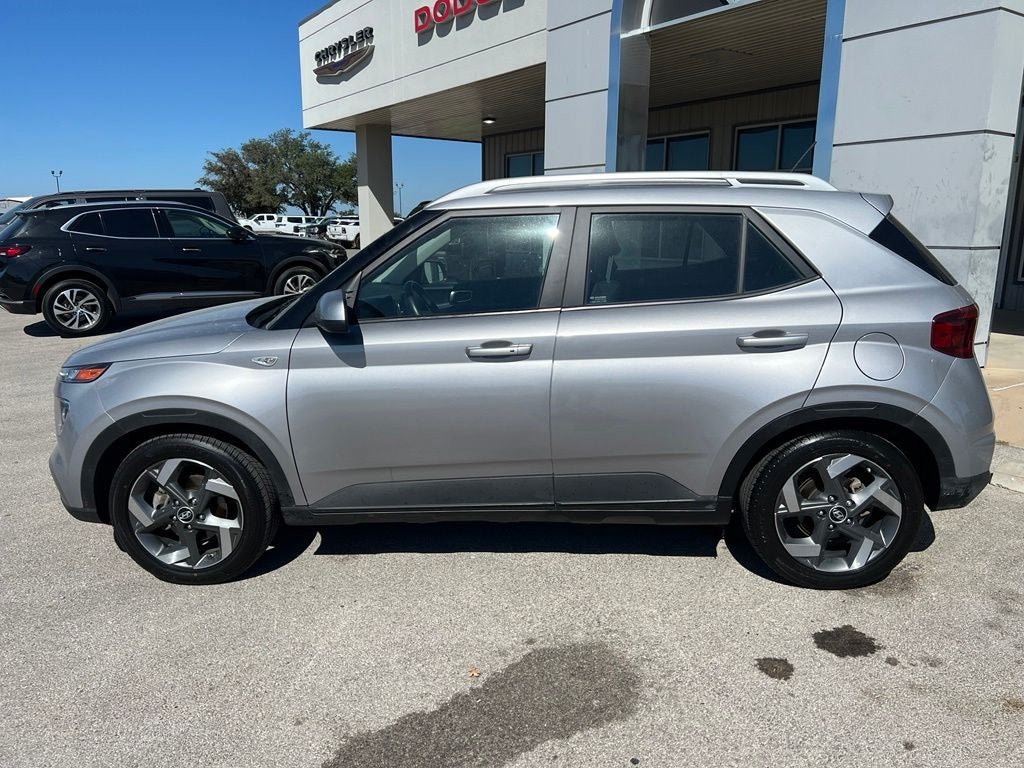 Used 2025 Hyundai Venue SEL FWD image 2