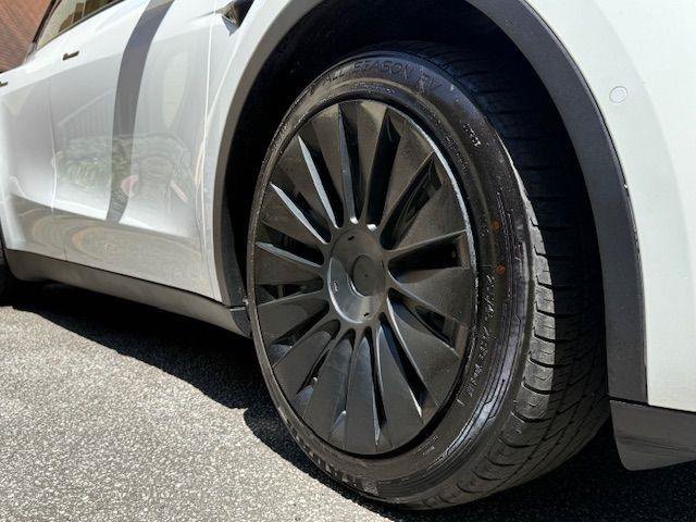 Used 2021 Tesla Model Y Long Range AWD/4WD image 32