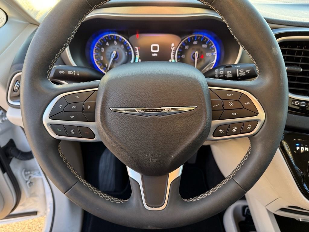 Used 2024 Chrysler Pacifica Touring-L image 21