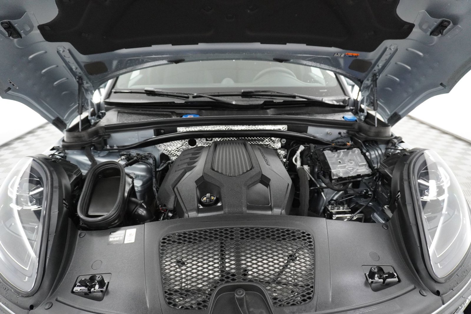 Certified 2026 Porsche Macan image 13