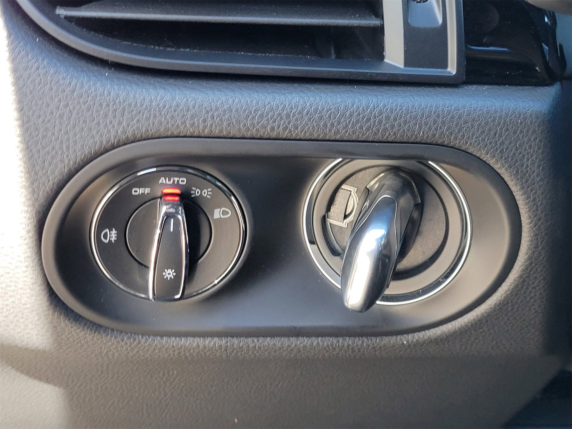 Certified 2025 Porsche Macan image 20