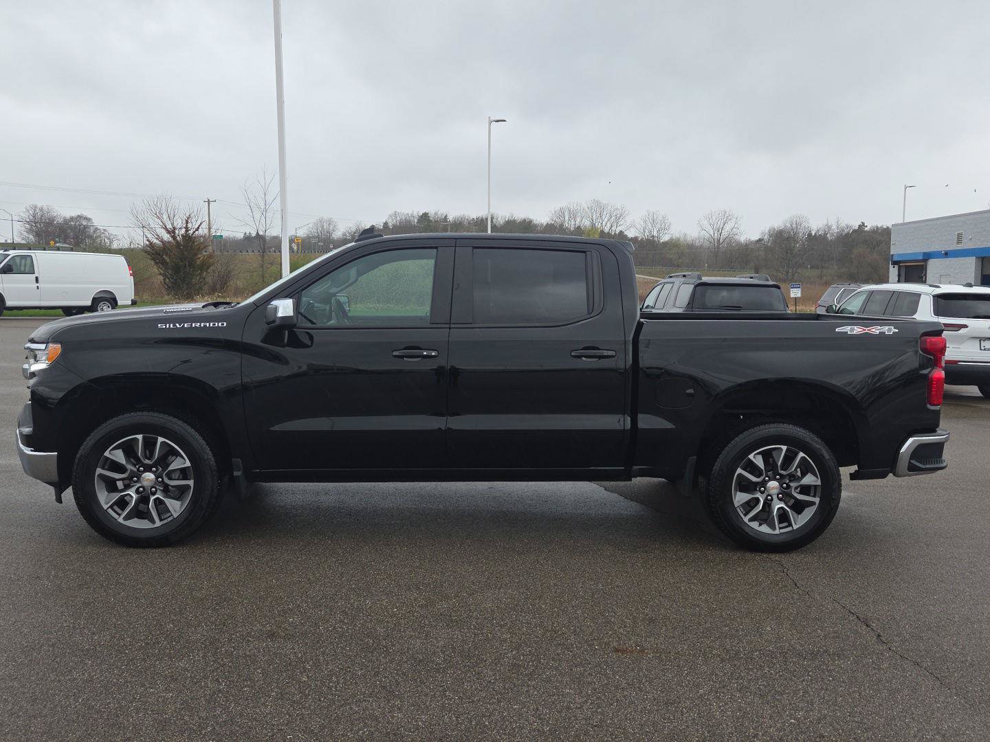 Used 2025 Chevrolet Silverado 1500 LT AWD/4WD image 2