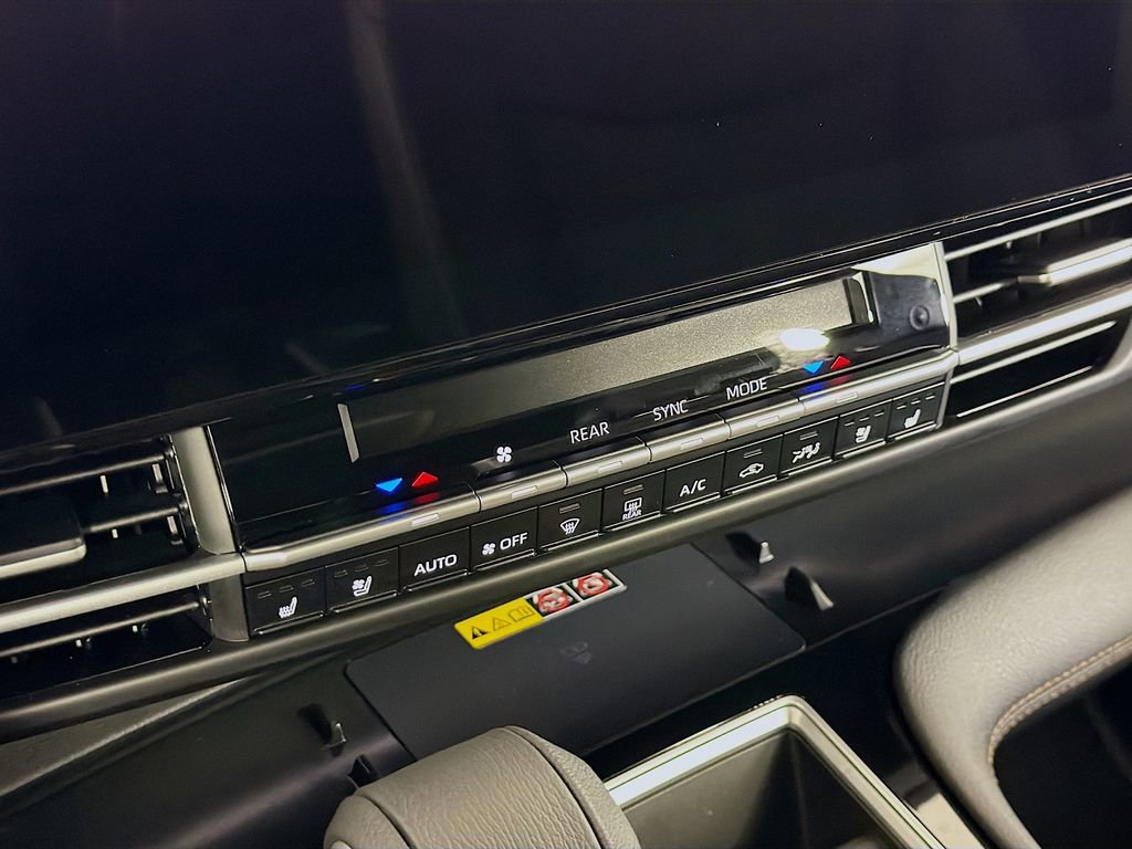 Used 2025 Toyota Sienna Limited image 17