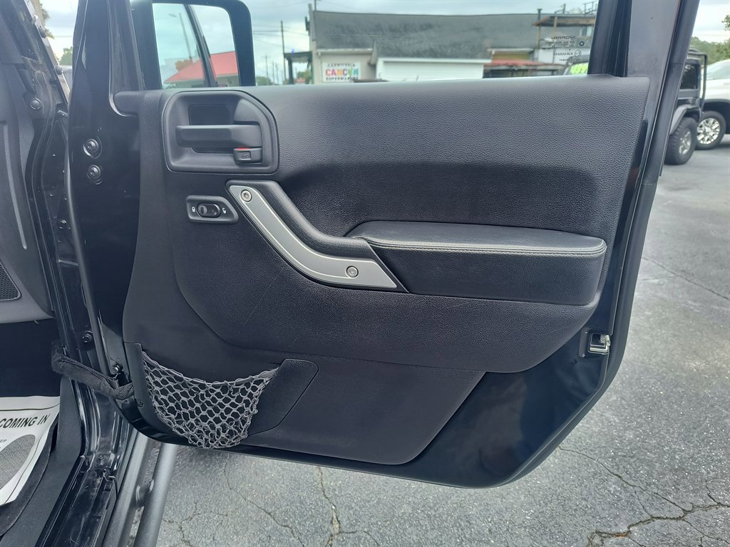 Used 2014 Jeep Wrangler Unlimited Rubicon image 31