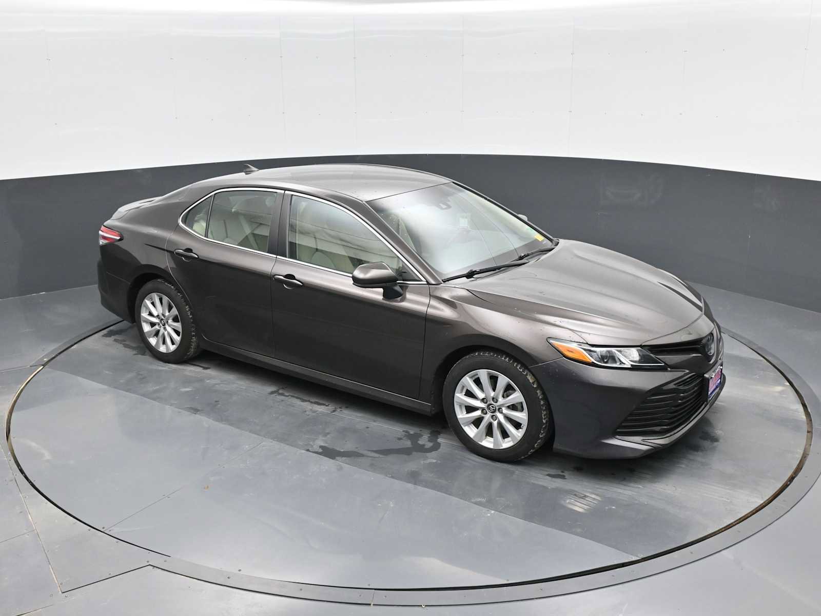 Used 2019 Toyota Camry LE image 1